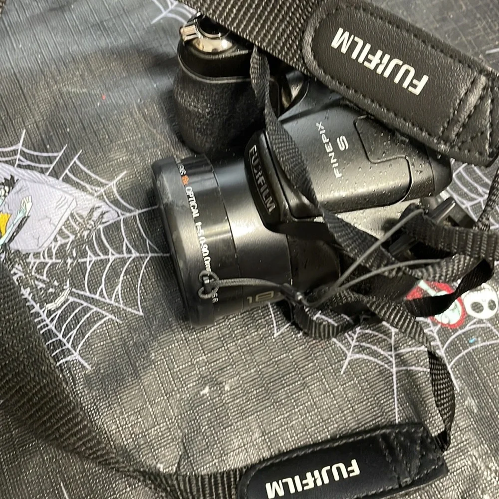 Fujifilm Finepix S1800 Camera